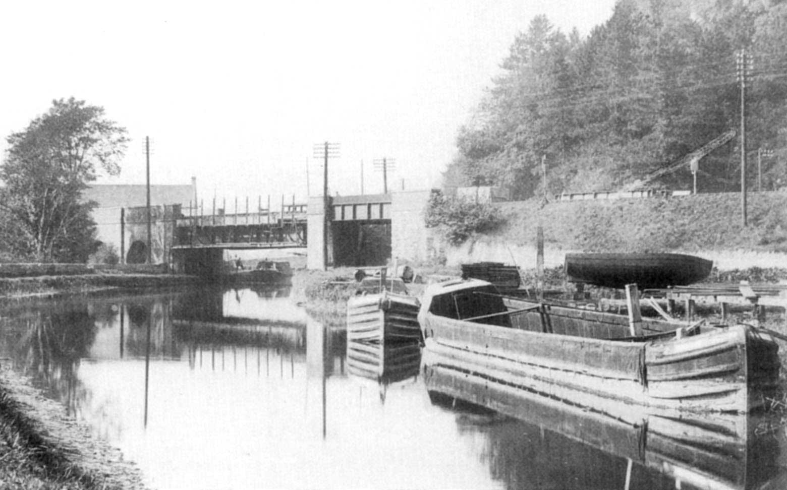 Narrowboats moored alongside Bourne Boatyard (Stanley Gardiner Collection)