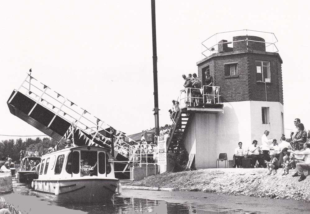 Opening of the new lift bridge 1994. (Cotswold Canals Trust)