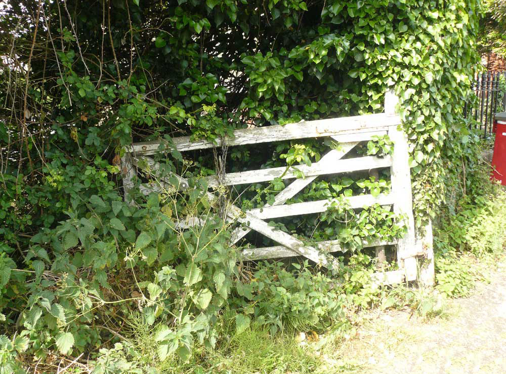 The last surviving towpath gate to the east of Bonds Mill Bridge.