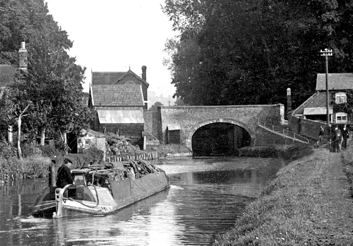 Boat approaching Pike Bridge (Neil Parkhouse)