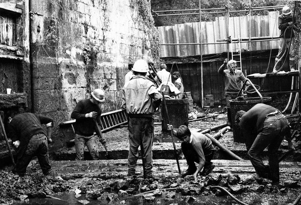 Volunteers at work in Blunder Lock in the 1980s (CCT)