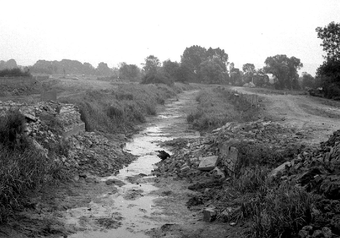 Drained channel and ruins of Hydes Bridge 1969 (For source, see below)