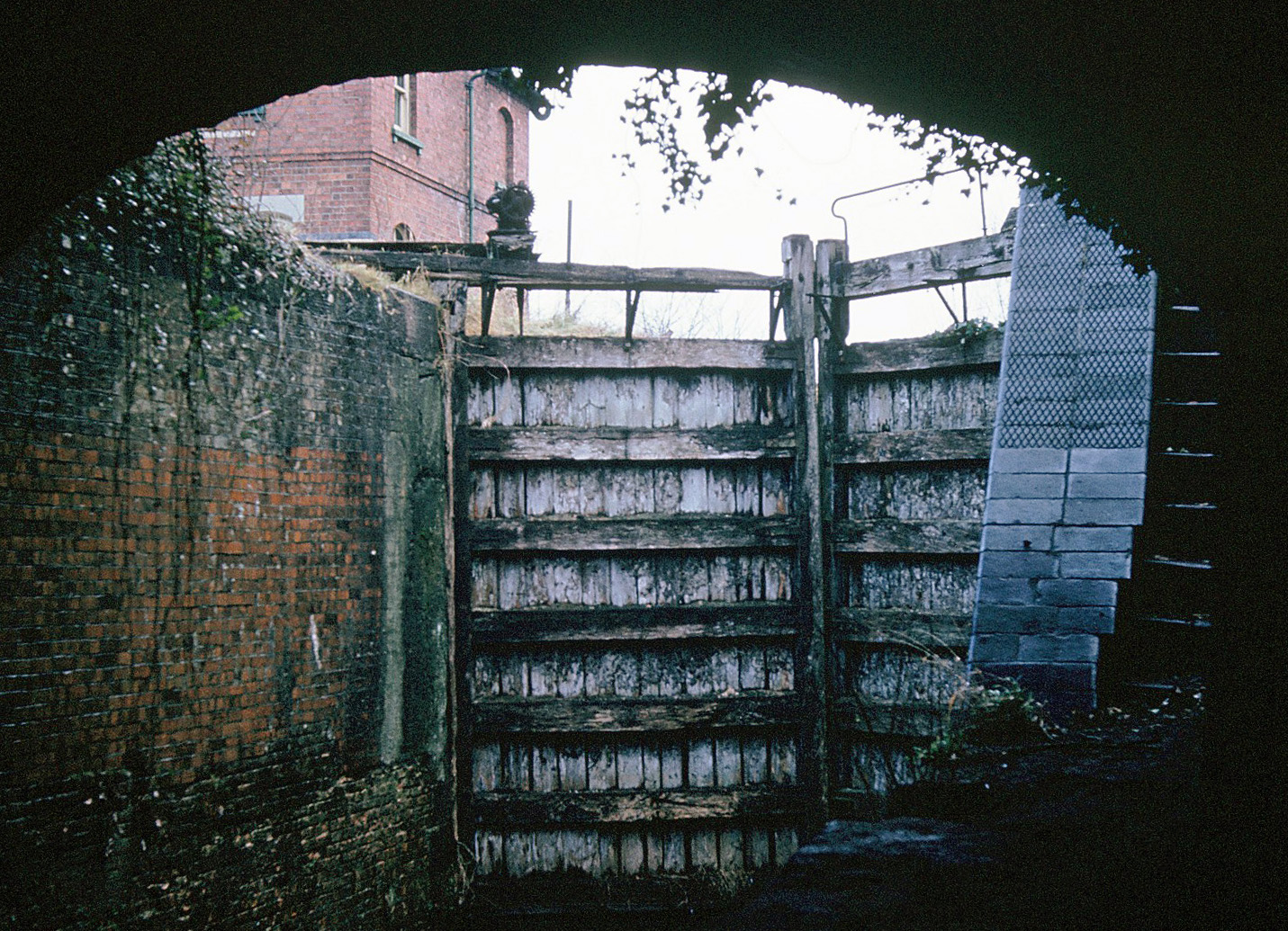 Pike Lock lower gates 1960 (Richard Lord)