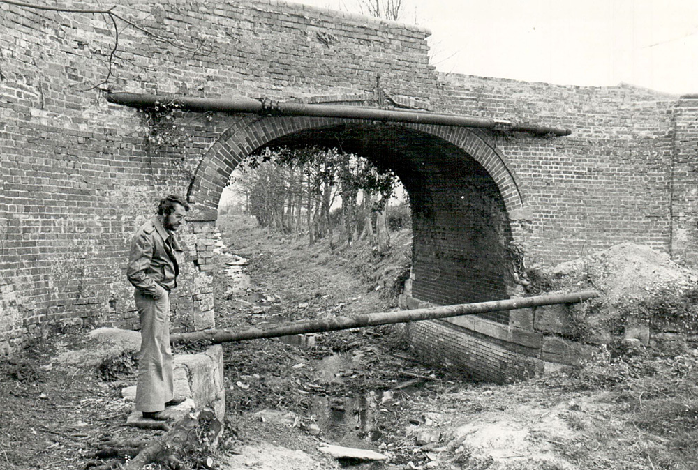 Newtown Roving Bridge with low level pipe (Michael Handford)