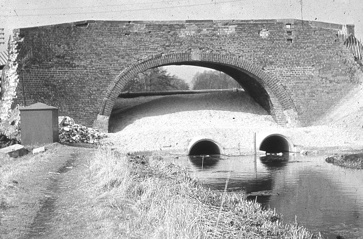 Stonehouse Bridge being replaced by a causeway in the 1950s (Tom Round Smith via Stonehouse History Group)