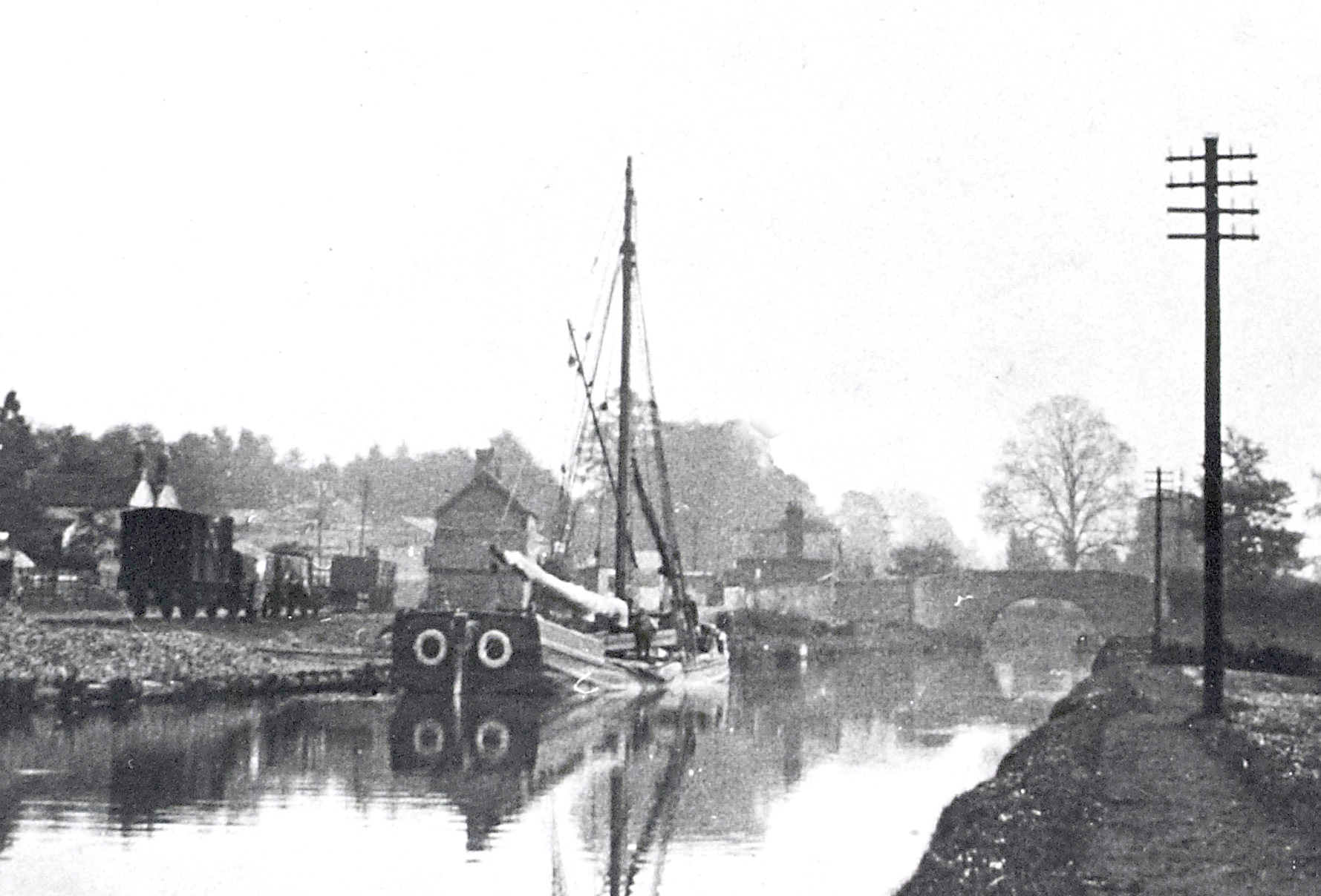 A barge beside the lie-bye and wagons on the wharf siding (Waterways Archive R1964)