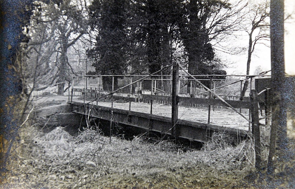 A later swing bridge photographed in 1948 (Glos Archives K185/1)